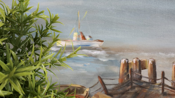 绿色灌木在前景与软焦点的码头和船在背景。图片下载