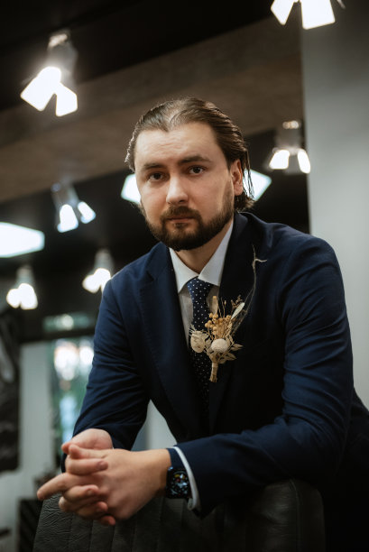 早晨理发店里穿着蓝色西装的男性新郎的肖像图片下载