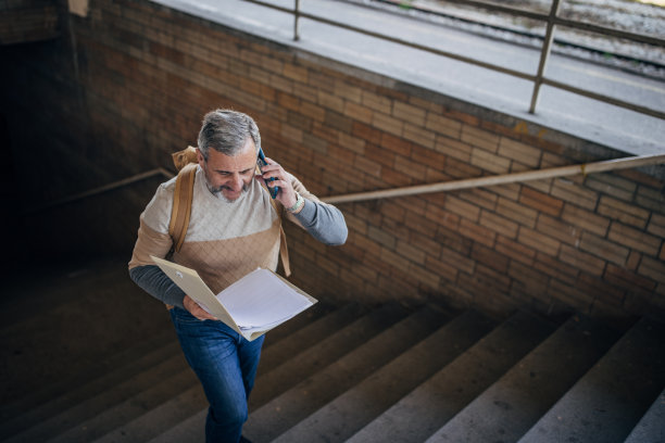 一名留着胡子的游客正在使用智能手机图片下载