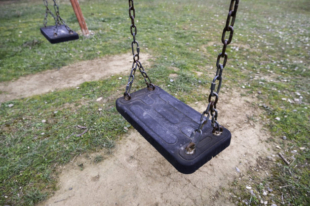 操场上的秋千图片下载