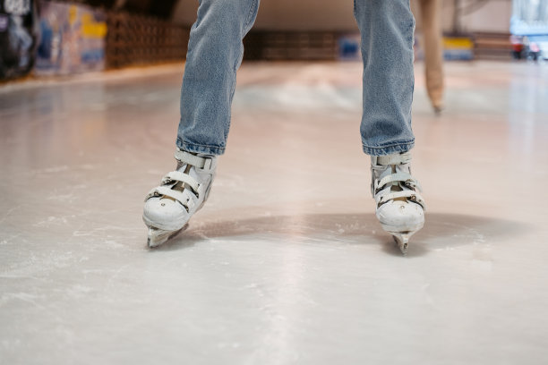 在室内溜冰场滑冰图片下载