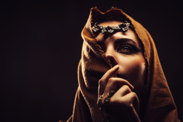 年轻的阿拉伯妇女与头巾和珠宝图片下载
