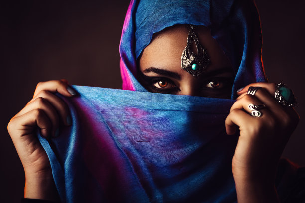 年轻的阿拉伯妇女与头巾和珠宝图片下载