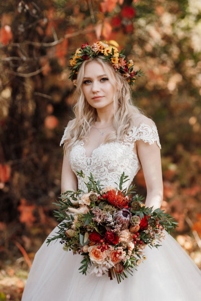 金色的女孩在秋天的森林里穿着婚纱图片下载