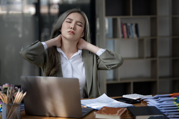 办公室综合症的概念。年轻的亚洲女商人在电脑笔记本电脑上工作了很长一段时间后做颈部按摩图片下载