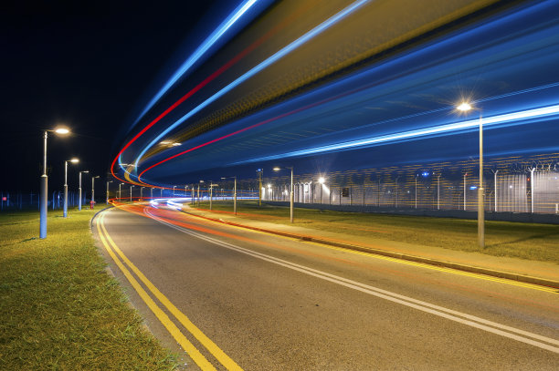 夜间交通的轻微痕迹图片下载