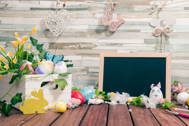 春季复活节彩蛋与美丽的花卉口音和黑板空间。木制背景图片下载