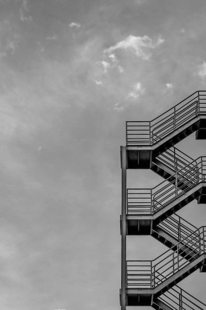 单色金属楼梯和云景。图片下载