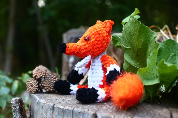 特写镜头的狐狸人物玩具在木头上图片下载