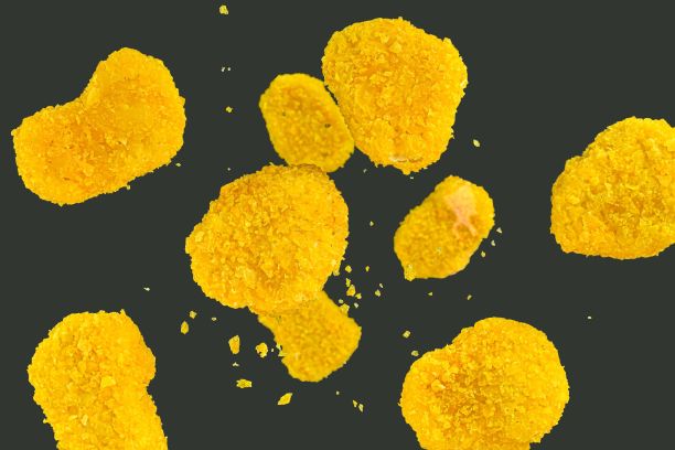 在黑色背景上飞行的鸡块冻结运动。飞行的食物。黑色背景的鸡块。面糊炸鸡。悬浮食物的概念。隔离，剪切路径图片下载