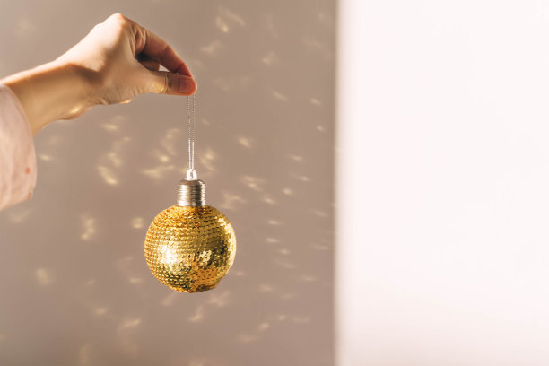 金色闪亮的球与亮片在粉红色的背景。图片下载