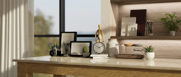 工作空间与家庭装饰，木制人物，时钟，相机，装饰植物，框架，书图片下载