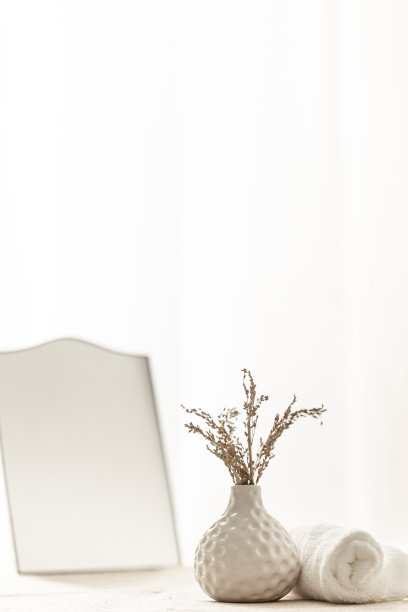 在明亮的房间内部，有一面镜子和装饰细节的舒适构图。图片下载