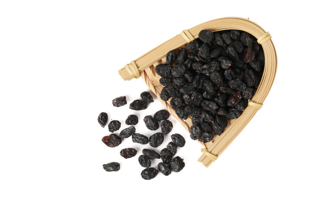 特写镜头黑醋栗干在白色背景图片下载