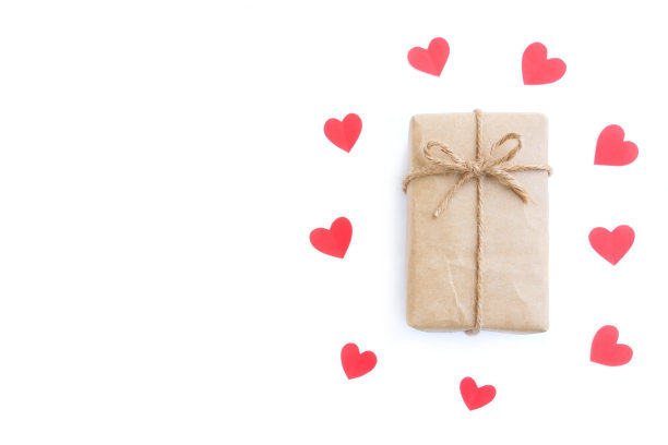 棕色礼盒与棕色黄麻绳弓和红心形状剪纸在白色背景图片下载