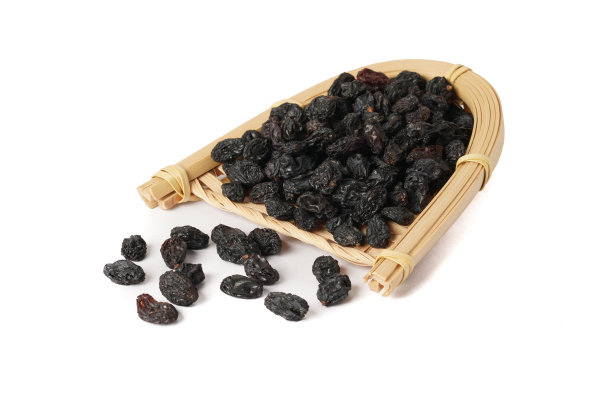 特写镜头黑醋栗干在白色背景图片下载