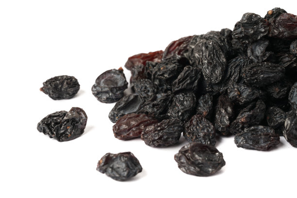 特写镜头黑醋栗干在白色背景图片下载