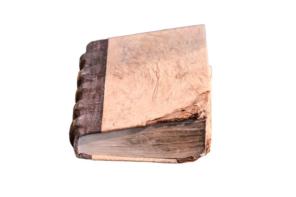 桌子上有18-19世纪的旧书写用具，孤立在白色背景上。记事本，纸和羽毛用来写墨水，特写。图片下载