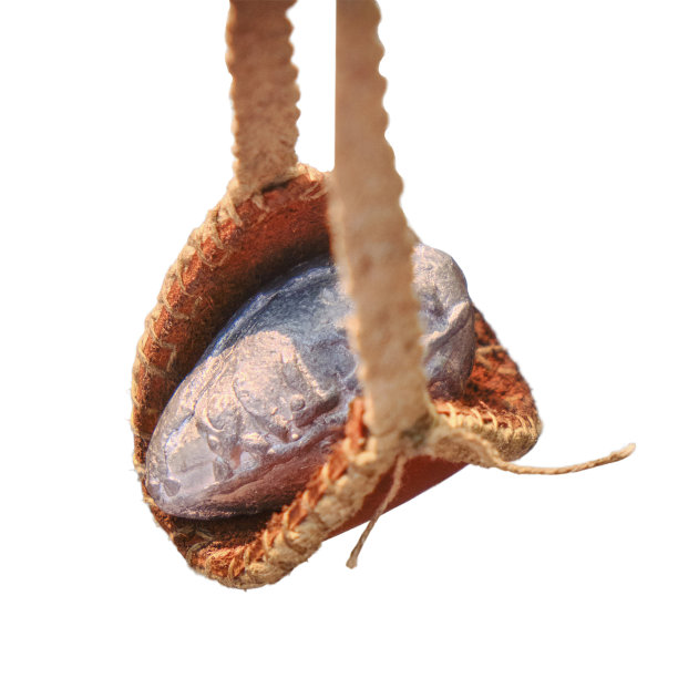 罗马皮革弹弓，孤立在白色背景上。老式的投掷石头和铅的武器，孤立在白色背景上。复古的装备士兵在古罗马，特写。图片下载