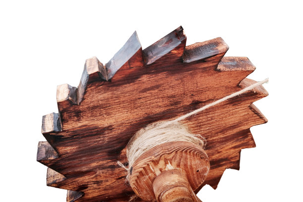 带有齿轮的木制传动机构，隔离在白色背景上。重建复古机械齿轮，孤立在白色背景上。复古风格的复古机制。图片下载