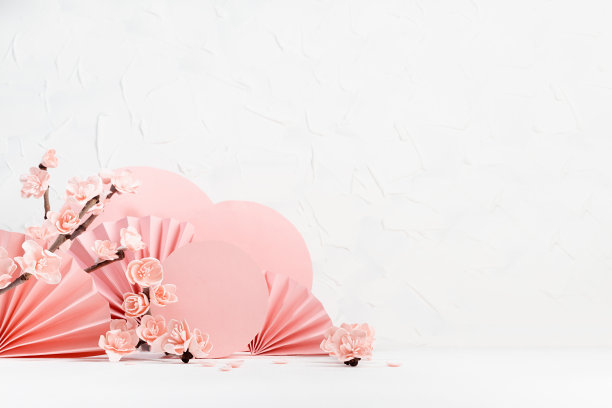 温柔的春天在日本风格的花卉背景-枝粉红色樱花，粉红色的圆圈，纸扇在白色的桌子-舞台上展示化妆品，商品，品牌，设计，卡片，海报，传单。图片下载