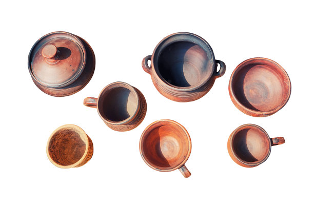 粘土盘子的俯视图，孤立在白色背景上。陶器作坊里的手工制品，孤立在白色背景上。罐子、水壶、马克杯、高脚杯和烧坏的陶瓷花瓶。图片下载