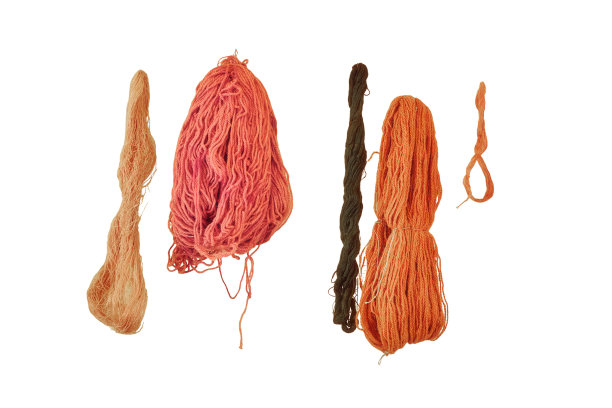 纱线在一根绳子上干燥，在白色背景上隔离。帐篷下的线干了。图片下载