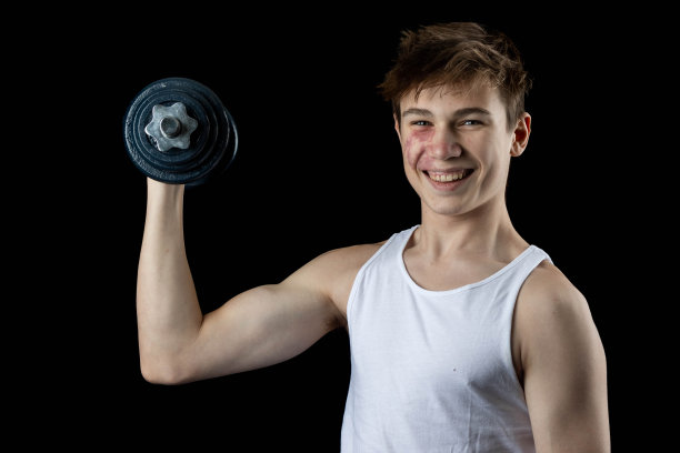 一个穿着白色背心的17岁男孩图片下载