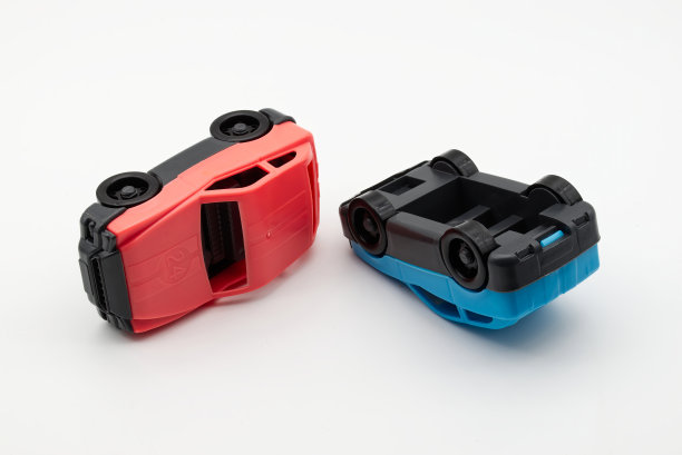 车祸现场被隔离在白色背景上。车祸概念。图片下载