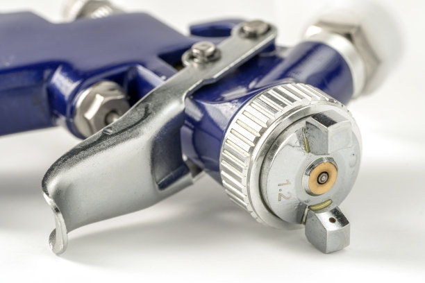 蓝色油漆枪在白色背景特写图片下载