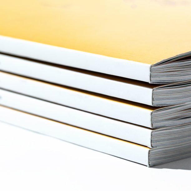 白色背景的空白杂志图片下载