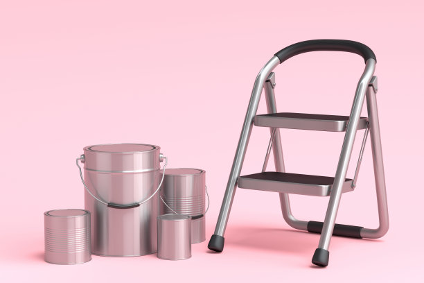 一套金属罐或桶油漆与折叠梯子在粉红色的背景。图片下载