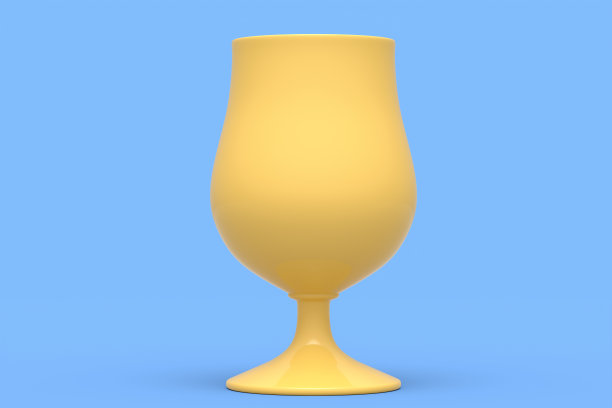 在蓝色的单色背景上，一杯新鲜的生啤酒散发出一种冰霜的味道。图片下载