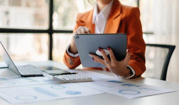 女商人的手在平板电脑和笔记本电脑键盘上打字在晨光电脑，打字，在办公室上网图片下载