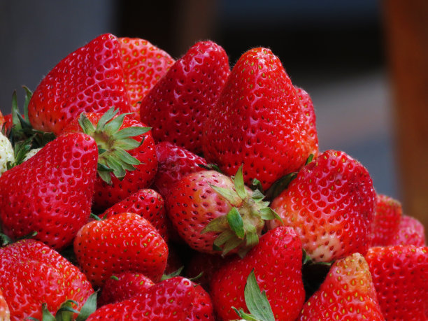 草莓装在篮子里在市场上出售，水果采摘新鲜草莓的背景。新鲜的草莓。图片下载