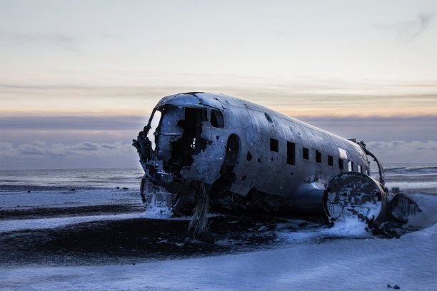 冰岛海岸线上的飞机失事图片下载