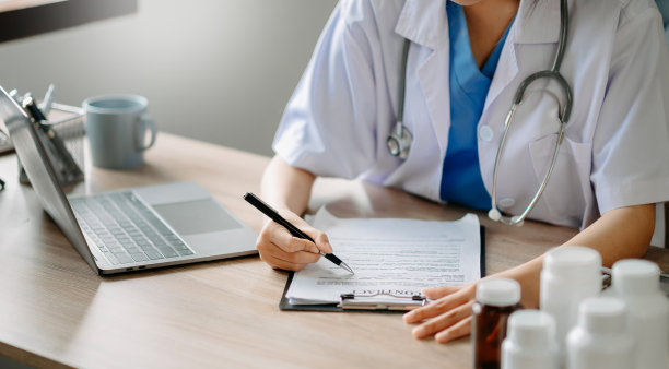 医学医生用数字平板电脑界面作为医疗网络的概念图片下载