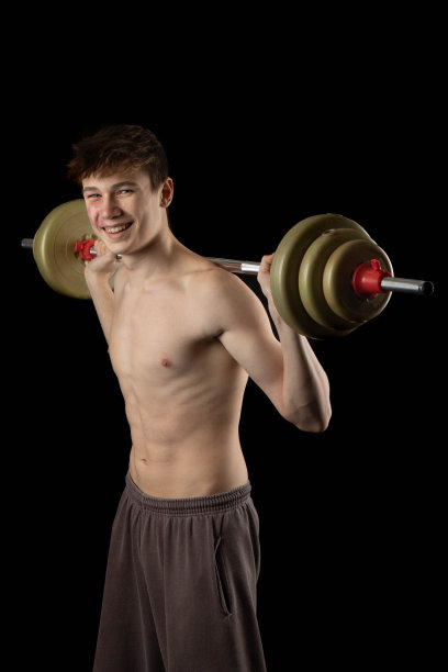 一个上身的17岁肌肉男孩图片下载