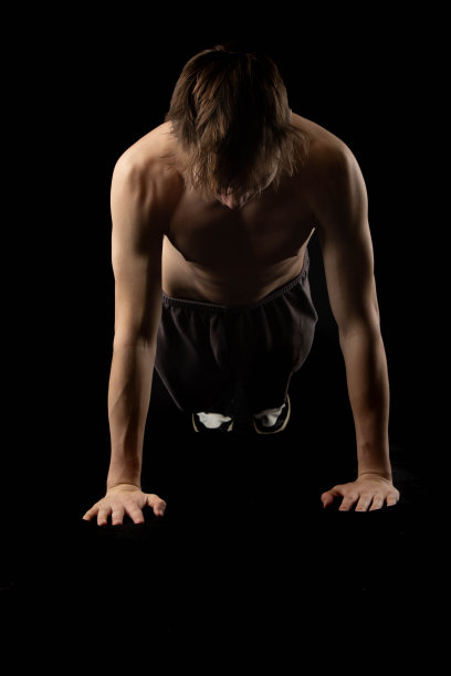 一个上身的17岁肌肉男孩图片下载