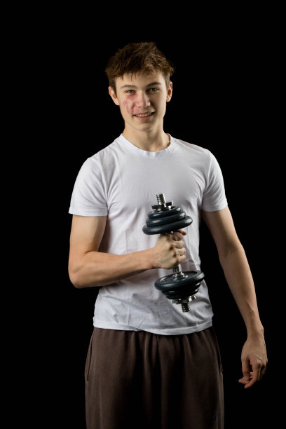 一个17岁男孩的肖像，黑色背景图片下载