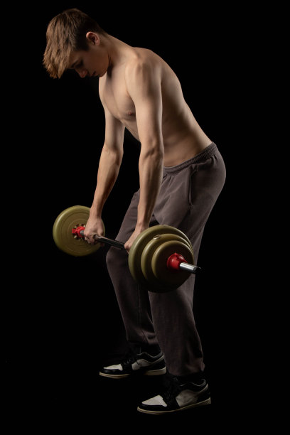 一个赤裸上身的17岁肌肉男孩图片下载