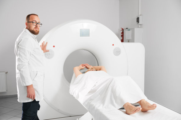 进行医学计算机断层扫描或核磁共振成像的放射科医生。图片下载