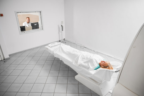 金发女病人躺在教练，做核磁共振成像。图片下载