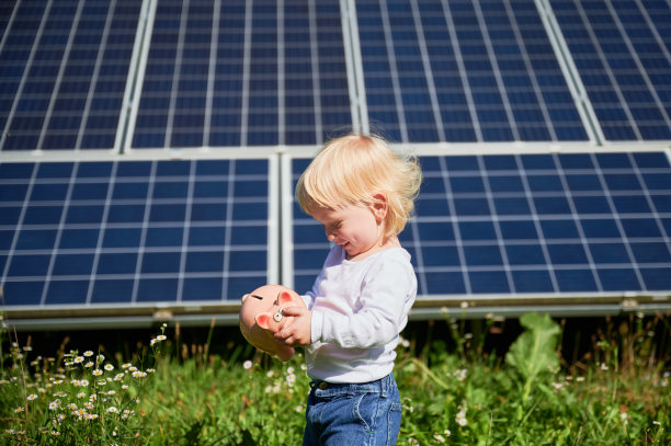 小孩在存钱罐里存钱。图片下载