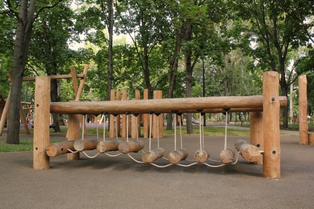 绳桥在城市公园的户外现代儿童木制游乐场。图片下载