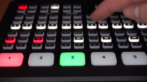 操作员控制数字视频控制台。在相机控制面板上有很多按钮。手靠近点。图片下载