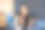 在线支付概念。快乐的女人拿着信用卡和智能手机，躺在沙发上，对着镜头微笑图片下载
