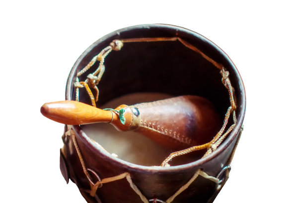 由沙球、笛、铃鼓和民族鼓组成的乐器，孤立在白色背景上。打击乐器和管乐器在桌子上。图片下载