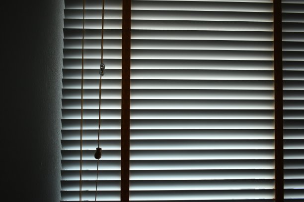 白色的百叶窗窗帘放在窗户上，室内设计图片下载