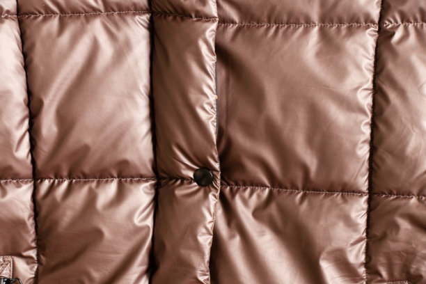 女子棉袄以古铜色棉袄为底色，底色为柔软轻薄面料的棉袄、棉袄图片下载